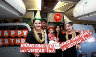 Jetstar Pacific tổ chức tiệc thôi nôi bất ngờ cho em bé Jetstar