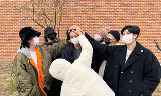 BTS thay nhau xoa "đầu trứng cút" tiễn Jin nhập ngũ, ARMY đồng lòng giữ lời hứa với thần tượng