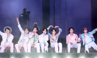 BTS tái ký hợp đồng củng cố màn hội ngộ năm 2025, BigHit làm thêm một việc ý nghĩa