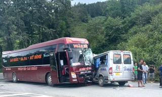 Xe 16 chỗ va chạm mạnh với xe khách tại Sapa, 2 người nguy kịch