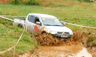 Bán tải trổ tài vượt địa hình ở giải đua tại Lào Cai