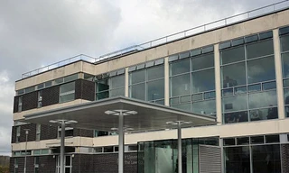 Tòa án Mold Crown, nơi diễn ra phiên xử trò 14 tuổi cưỡng hiếp cô giáo