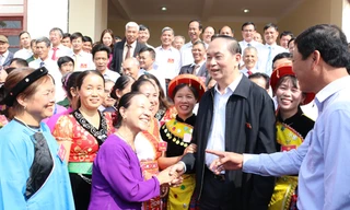 Chủ tịch Trần Đại Quang vui vẻ hỏi thăm người dân xã Tân Hưng Ảnh: Nguyễn Trường 