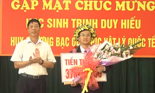 Thưởng nóng học sinh lớp 11 giành HCB Olympic Vật lý quốc tế