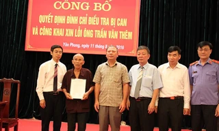 Trao quyết định đình chỉ điều tra cho ông Thêm. Ảnh: plo.vn