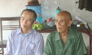 Ông Trần Văn Thêm (bên phải) và một người cháu tại nhà ở xã Yên Phu, Yên Phong, Bắc Ninh.Ảnh: Nguyễn Trường