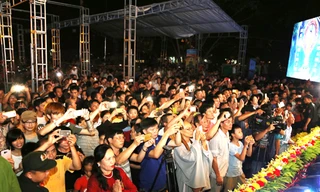 Hàng nghìn người dân chiêm bái Phật ngọc