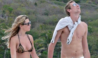 Vợ gỡ lệnh cấm ‘sex’, Crouch thở phào