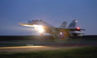 “Hổ mang chúa” bay đêm trên bầu trời phương Nam