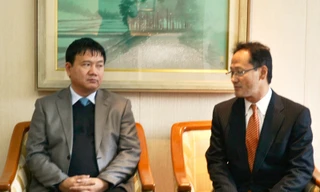 Bộ trưởng Đinh La Thăng (trái)