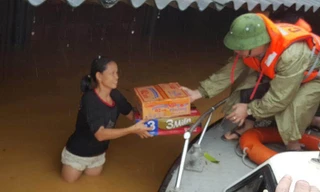 Chủ tịch UBND tỉnh Hà Tĩnh Đặng Quốc Khánh thăm hỏi và trao quà cứu trợ cho người dân Hương Trạch, Gia Phố. 