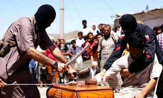 Chiến binh thánh chiến xử phạt chặt tay công khai đối tượng tình nghi trộm cắp.