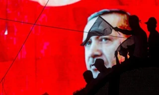 Tấm áp phích in hình Tổng thống Thổ Nhĩ Kỳ Recep Tayyip Erdogan của phe ủng hộ chính phủ.