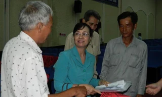 Chủ tịch HĐND TPHCM Nguyễn Thị Quyết Tâm tiếp nhận đơn khiếu nại của cử tri.