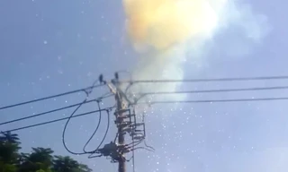 Trụ điện phát nổ như pháo hoa.