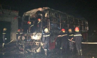 Chiếc xe khách cháy trơ khung.