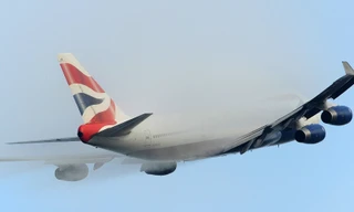 Máy bay hạ cánh khẩn cấp, 25 người nhập viện vì ngạt khói