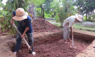 Trong ngày đầu tiên tiến hành khảo cổ học gò Dương Xuân, đoàn khảo cổ đã đào 3 hố trong tổng số 5 hố mà Bộ Văn hóa, Thể thao và Du lịch cho phép, gồm: 2 hố trong khuôn viên chùa Vạn Phước, 1 hố tại nhà ông Nguyễn Hữu Ánh, mỗi hố rộng khoảng 4m2.
