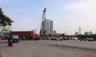 Xây dựng cầu vượt nút giao thông giữa đường 5 và đường dẫn ra sân bay Cát Bi nhằm giải quyết tình trạng ùn tắc và tai nạn giao thông tại đây.