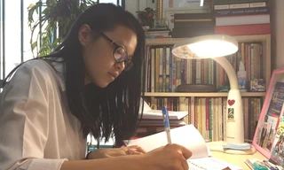 Hà Linh trong phòng đọc sách của ông nội.