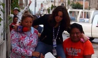 Nữ phóng viên bị sa thải vì được dân bế qua vùng nước ngập