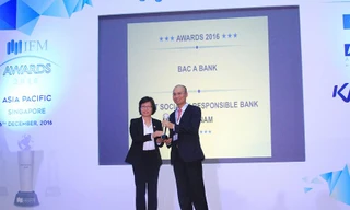 Bà Nguyễn Thị Thu Minh - Tham tán Đầu tư Đại sứ quán Việt Nam tại Singapore, thay mặt BTC trao Cúp và chứng nhận cho ông Chu Nguyên Bình - Phó Tổng Giám đốc BAC A BANK.