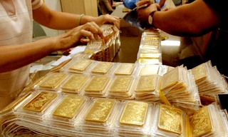 Giá vàng trong nước vẫn thấp hơn vàng thế giới 100.000 đồng mỗi lượng. Ảnh minh họa