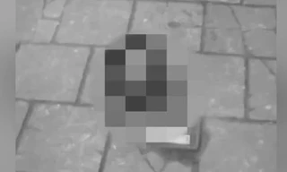 Đầu người trên vỉa hè đường phố Amsterdam.