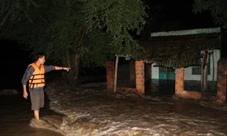 Nước lũ tràn vào nhà dân.