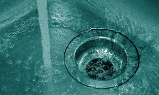 Cả chung cư sốc vì dùng nước ngâm xác chết suốt 10 ngày