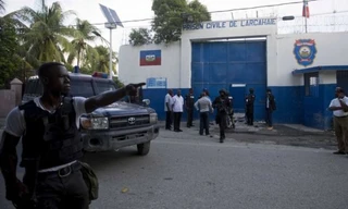 Bên ngoài nhà tù Arcahaie, nơi xảy ra cuộc vượt ngục của hơn 170 tù nhân. Ảnh: AP