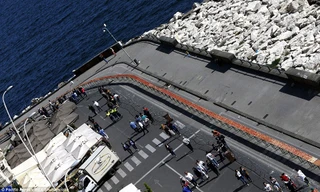 Hôm 18/5, 100 đầu bếp ở Naples cùng thực hiện chiếc bánh pizza có chiều dài hơn 1.800 m, chạy dọc đường bờ biển thành phố này.