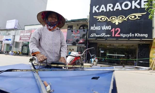 Nhiều quán karaoke ở Hà Nội dỡ biển quảng cáo bán đồng nát