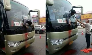 Nam hành khách mắc kẹt giữa lớp kính chắn gió.