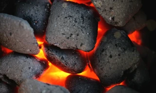 Đốt than đá sưởi ấm, 3 người trong gia đình nhập viện