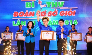 Bí thư Thành Đoàn TPHCM Nguyễn Mạnh Cường cùng Phó trưởng Ban dân vận Thành ủy Nguyễn Thị Bích Ngọc chúc mừng chiến thắng trao Bằng khen cho thí sinh Vương Vũ 