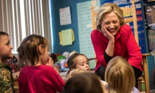 Bà Clinton đã có những chia sẻ vui với nữ "phóng viên nhí" Marley Dias.