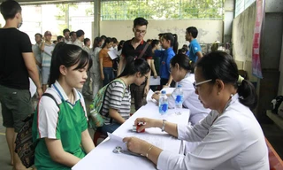 Sinh viên trường CĐ Thương mại Đà Nẵng có mặt từ sớm đăng ký hiến máu tình nguyện. Ảnh: Thanh Trần. 