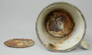 Hai món trang sức được ngụy trang bên dưới đáy chiếc cốc.