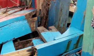 Tàu cá ngư dân Thanh Hóa bị tàu lạ đâm hỏng 