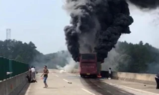 Hiện trường vụ cháy xe buýt. 