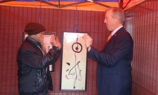 10h30 sáng ngày thứ tư (3/2), ông Ted Osius, Đại sứ Hoa Kỳ tại Việt Nam, đến gặp một trong “tứ trụ thư pháp” Việt Nam, Tiến sĩ Cung Khắc Lược, tại Hồ Văn (Văn Miếu – Quốc Tử Giám, Hà Nội) để viết chữ chuẩn bị đón năm mới Bính Thân.