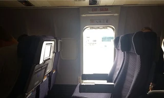 Cửa thoát hiểm bị người phụ nữ mở toang. 