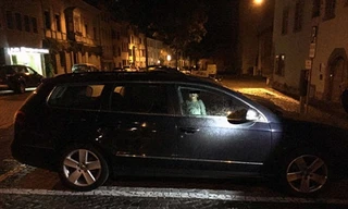 Bé trai gào khóc trong đêm vì bị mẹ bỏ rơi.