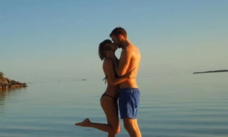 Mới đây, Taylor Swift khoe trên Instagram bức ảnh cô cùng Calvin Harris trao nhau nụ hôn nồng nàn trong kỳ nghỉ ở biển hồi cuối tuần vừa rồi.
