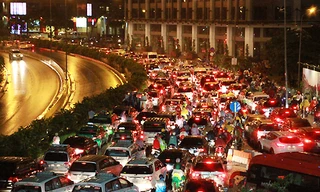 Nghìn xe nối đuôi nhau trên đường Nguyễn Hữu Cảnh, từ chân cầu Thủ Thiêm về cầu Sài Gòn.