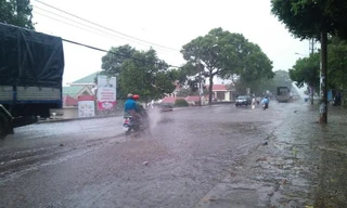 Đường Lê Duẩn bị ngập sâu khoảng 20 cm.