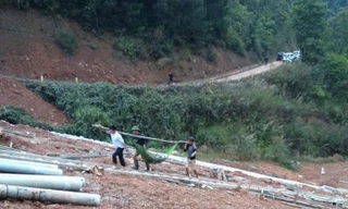 Cấp cứu người bị nạn. Ảnh: TL