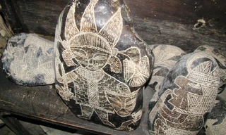 Theo Epoch Times, hơn 50.000 hòn đá chạm khắc bí ẩn được tìm thấy xung quanh vùng sa mạc ở Ica, Peru. Trong số đó, khoảng 20.000 hòn đá đang nằm trong bảo tàng tư nhân của tiến sĩ Javier Cabrera tại Plaza de Armas, phía nam thủ đô Lima. Ảnh: Brattarb.