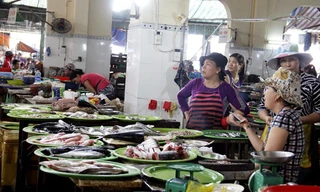 Hàng cá trong các chợ lâm vào tình cảnh người bán nhiều hơn người mua. Ảnh chụp tại hàng cá trong chợ Hòa Khánh (quận Liên Chiểu, Đà Nẵng). Ảnh: Thanh Trần. 